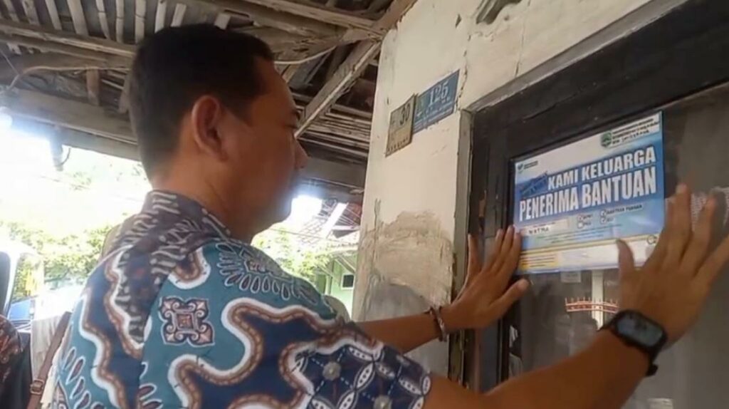 Bupati Majalengka Tegaskan Penempelan Stiker Bansos Bentuk Transparansi dan Pengawasan Bersama.