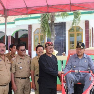 Bupati Serahkan Bantuan Alat Mesin Pertanian