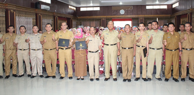 Bupati Serahkan Surat Tanda Tamat Pendidikan dan Pelatihan Prajabatan 187 CPNS