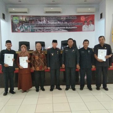 Bupati Serahkan Surat Keputusan Pengangkatan Kepala TK, SD dan SMP