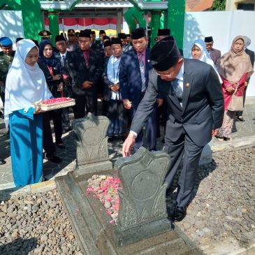 Bupati Ziarah Ke Makam Pahlawan Nasional K.H Abdul Halim