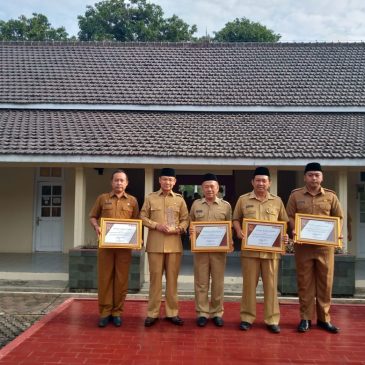 Bupati Menerima Penghargaan dari Kantor Regional III BKN