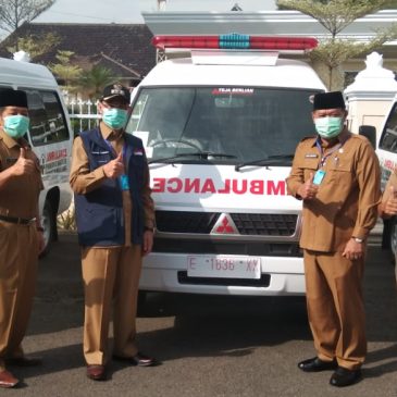 Bupati  Majalengka menyerahan Bantuan Sarana  Kendaraan Operasional  Ambulans untuk 4 Puskesma