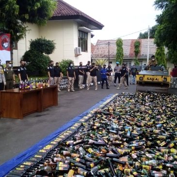 Wakil Bupati Hadiri Pemusnahan Botol Miras Hasil Operasi Pekat Lodaya Polres Majalengka Menjelang Ramadhan 1442 H