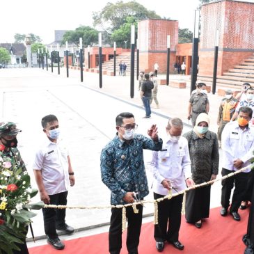 Dampingi Bupati Majalengka Gubernur Jawa Barat Resmikan Alun-Alun Majalengka