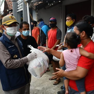 Bupati Salurkan Bantuan Sembako Buat Masyarakat terdampak Covid- 19.