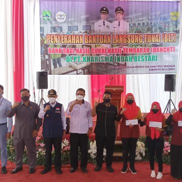 Tingkatkan Kesejahteraan Pekerja Tembakau, Bupati Majalengka Serahkan BLT di PT.Kharisma Indah Bestari