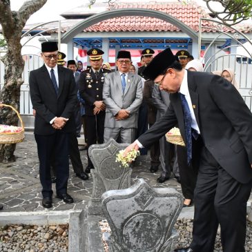 Jelang HUT RI ke – 77 Bupati Majalengka Ziarah ke Makam Pahlawan Nasional KH.Abdul Halim