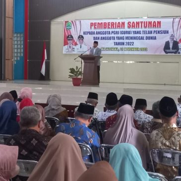 Ratusan Pensiunan Guru Terima Santunan dari PGRI