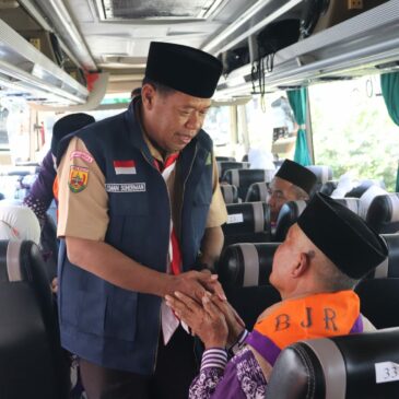 Sekda Kab.Majalengka  Lepas Pemberangkatan Jama’ah Calon Haji Pertama Kab.Majalengka (Kloter 04 KJT)