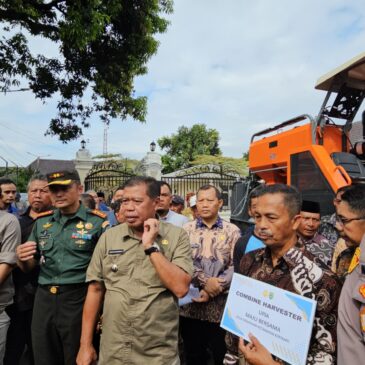 Bupati Majalengka Eman Suherman Serahkan Alsintan Kepada Kelompok Tani