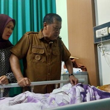 Bentuk Kepedulian Mendalam, Bupati Majalengka Jenguk Korban Kecelakaan Rombongan Ziarah di Rumah Sakit